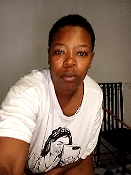 Snapshot of curvyloneah75 chatting on 10.18.25 curvyloneah75 online show from 10.18.25