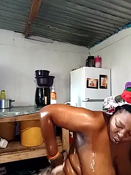 Snapshot of curvyloneah75 chatting on 11.17.25 curvyloneah75 online show from 11.17.25