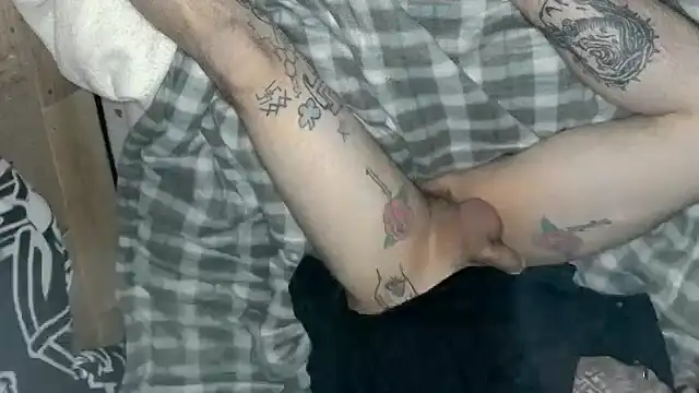 Snapshot of Fuckboy4public chatting on 11.03.25 Fuckboy4public online show from 11.03.25