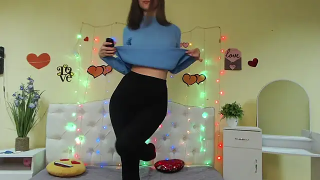 Snapshot of MichelLeee chatting on 02.17.25 MichelLeee online show from 02.17.25