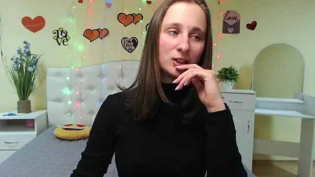 Snapshot of MichelLeee chatting on 02.18.25 MichelLeee online show from 02.18.25