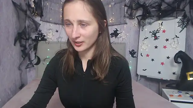 Snapshot of MichelLeee chatting on 10.17.25 MichelLeee online show from 10.17.25