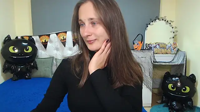 Snapshot of MichelLeee chatting on 10.22.25 MichelLeee online show from 10.22.25