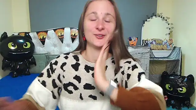 Snapshot of MichelLeee chatting on 10.29.25 MichelLeee online show from 10.29.25