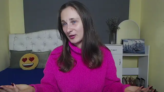 Snapshot of MichelLeee chatting on 11.10.25 MichelLeee online show from 11.10.25