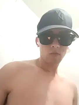 Snapshot of EE9EE9 chatting on 12.29.24 EE9EE9 online show from 12.29.24