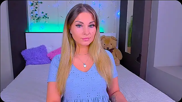 Snapshot of _UrLexxly chatting on 10.28.25 UrLexxly online show from 10.28.25