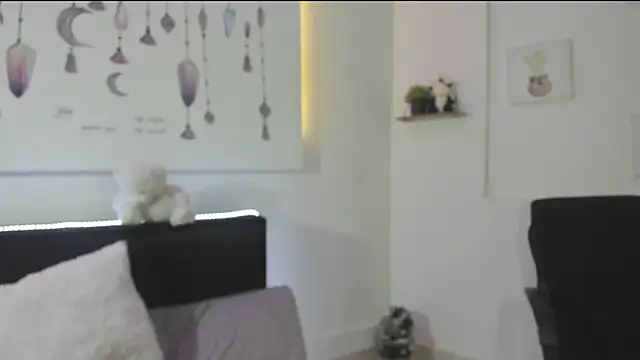 Snapshot of Emyli_rousse_ chatting on 12.18.24 Emyli rousse online show from 12.18.24