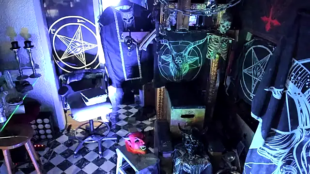 Snapshot of BULGEDEMON chatting on 10.31.25 BULGEDEMON online show from 10.31.25