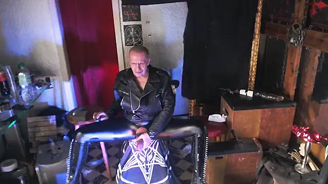 Snapshot of BULGEDEMON chatting on 02.11.26 BULGEDEMON online show from 02.11.26