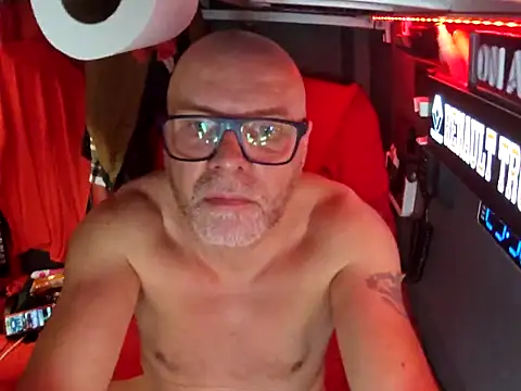 Snapshot of KOMANDOS74 chatting on 11.19.25 KOMANDOS74 online show from 11.19.25