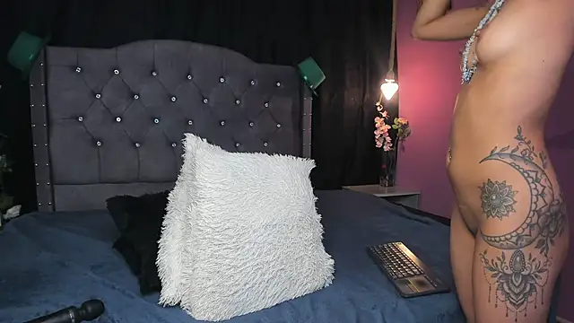 Snapshot of slutty_venus chatting on 03.22.25 slutty venus online show from 03.22.25