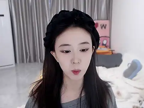 Snapshot of LOLO-yaya chatting on 12.13.24 LOLO-yaya online show from 12.13.24