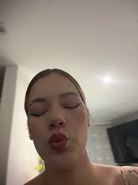 Snapshot of NicoleCut chatting on 06.06.26 NicoleCut online show from 06.06.26