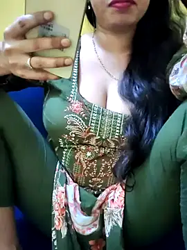 Snapshot of Haniya-143 chatting on 10.27.25 Haniya-143 online show from 10.27.25