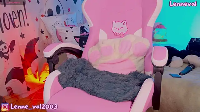 Snapshot of Lenneval1 chatting on 10.11.25 Lenneval1 online show from 10.11.25