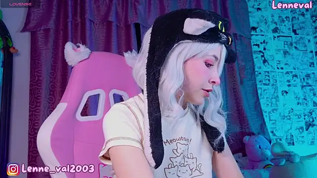 Snapshot of Lenneval1 chatting on 11.22.25 Lenneval1 online show from 11.22.25