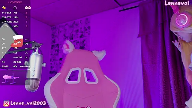 Snapshot of Lenneval1 chatting on 12.20.25 Lenneval1 online show from 12.20.25