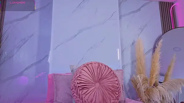 Snapshot of Chlooee__ chatting on 10.27.25 Chlooee online show from 10.27.25