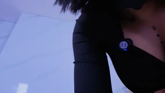 Snapshot of Chlooee__ chatting on 11.25.25 Chlooee online show from 11.25.25