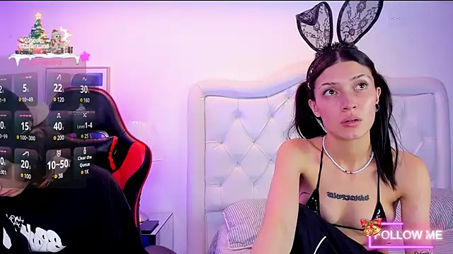 Snapshot of sett_and_gwen chatting on 12.14.24 sett and gwen online show from 12.14.24