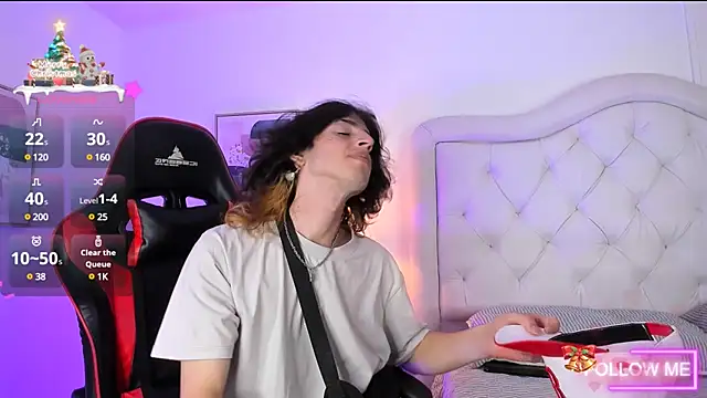 Snapshot of sett_and_gwen chatting on 12.16.24 sett and gwen online show from 12.16.24