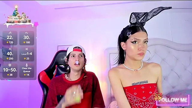 Snapshot of sett_and_gwen chatting on 12.18.24 sett and gwen online show from 12.18.24