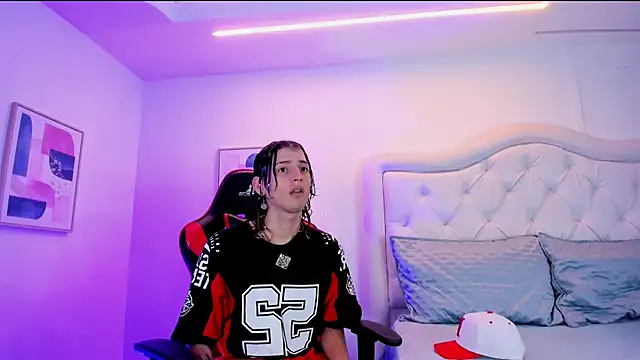 Snapshot of sett_and_gwen chatting on 12.19.24 sett and gwen online show from 12.19.24