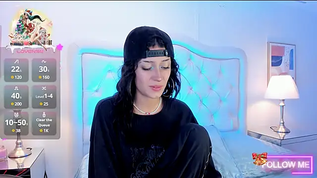 Snapshot of sett_and_gwen chatting on 12.21.24 sett and gwen online show from 12.21.24