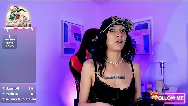 Snapshot of sett_and_gwen chatting on 12.21.24 sett and gwen online show from 12.21.24