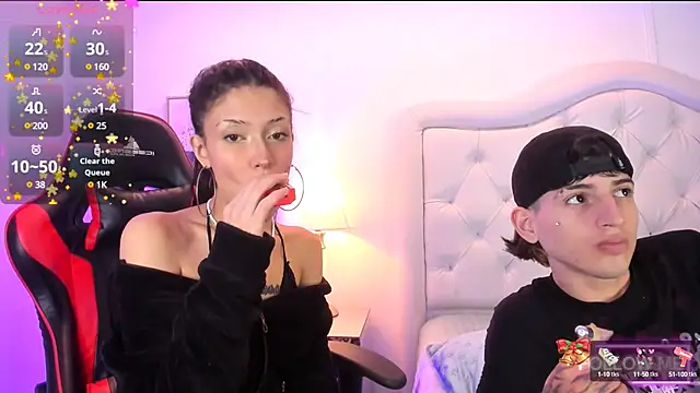 Snapshot of sett_and_gwen chatting on 12.30.24 sett and gwen online show from 12.30.24