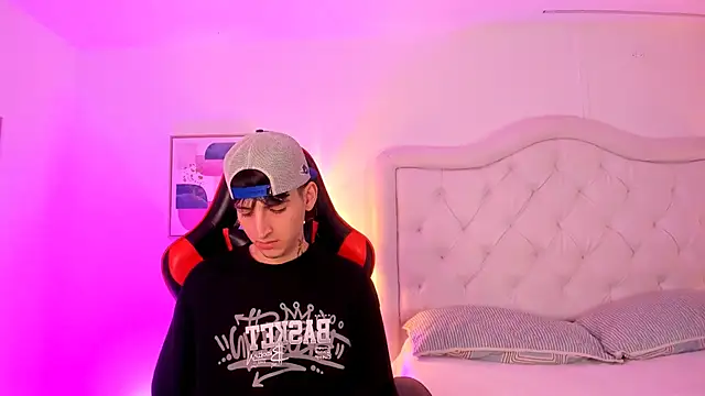 Snapshot of sett_and_gwen chatting on 01.19.25 sett and gwen online show from 01.19.25