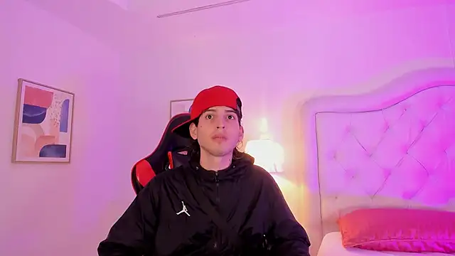 Snapshot of sett_and_gwen chatting on 03.21.25 sett and gwen online show from 03.21.25