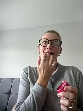 Englishhotwife4u online show from 12.14.24