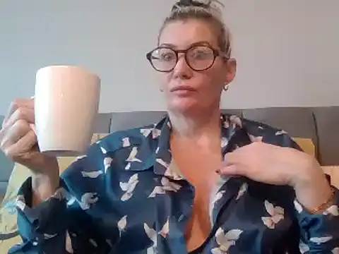 Englishhotwife4u online show from 12.22.24