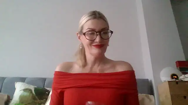 Englishhotwife4u online show from 12.23.24