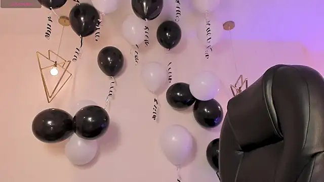 Snapshot of MiaFarrell_ chatting on 11.10.25 MiaFarrell online show from 11.10.25