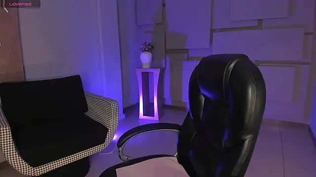 Snapshot of MiaFarrell_ chatting on 11.20.25 MiaFarrell online show from 11.20.25