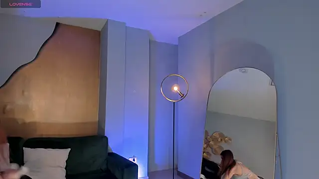 Snapshot of MiaFarrell_ chatting on 11.25.25 MiaFarrell online show from 11.25.25