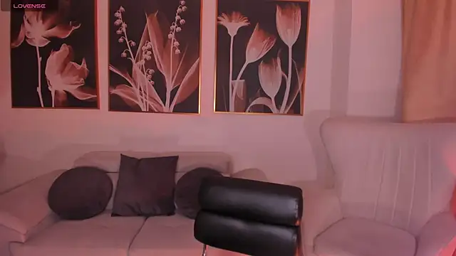 Snapshot of MiaFarrell_ chatting on 02.13.26 MiaFarrell online show from 02.13.26