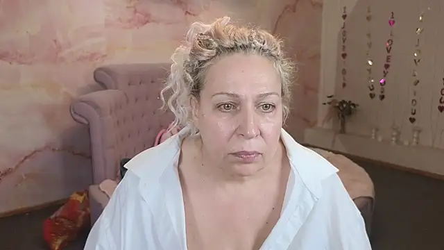 Snapshot of Penelope_Pinky chatting on 10.29.25 Penelope Pinky online show from 10.29.25