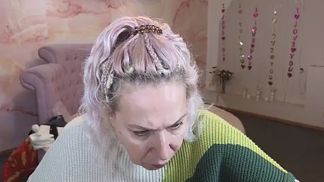 Snapshot of Penelope_Pinky chatting on 10.31.25 Penelope Pinky online show from 10.31.25