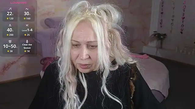 Snapshot of Penelope_Pinky chatting on 12.22.25 Penelope Pinky online show from 12.22.25