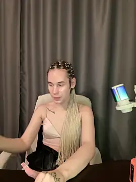 Snapshot of Cassie_Bae chatting on 12.22.24 Cassie Bae online show from 12.22.24