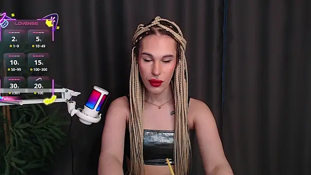 Snapshot of Cassie_Bae chatting on 12.19.25 Cassie Bae online show from 12.19.25