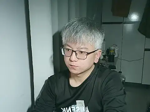 Snapshot of leoUSIR chatting on 12.05.25 leoUSIR online show from 12.05.25