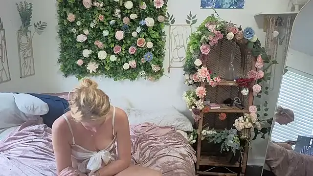 Snapshot of auroraandorion chatting on 10.10.25 auroraandorion online show from 10.10.25