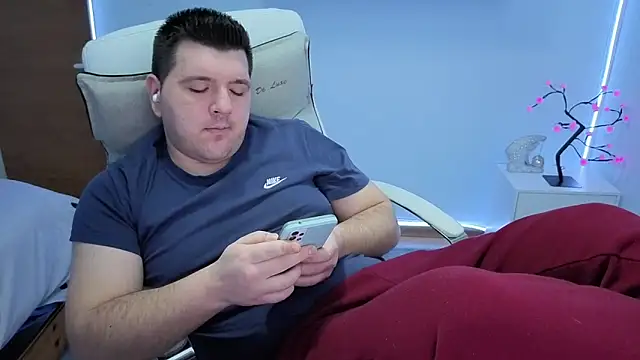 Snapshot of JasonJacks chatting on 12.04.25 JasonJacks online show from 12.04.25