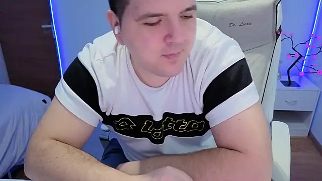 Snapshot of JasonJacks chatting on 12.05.25 JasonJacks online show from 12.05.25