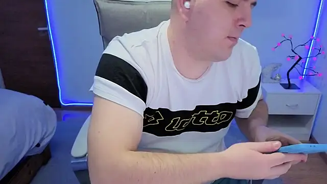 Snapshot of JasonJacks chatting on 12.15.25 JasonJacks online show from 12.15.25